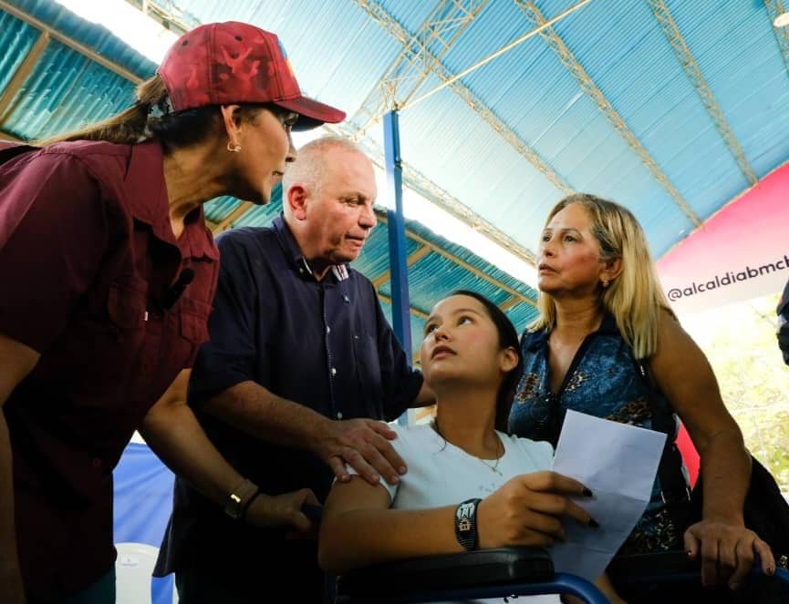 Alcalde Di Martino entrega ayudas sociales a familias vulnerables