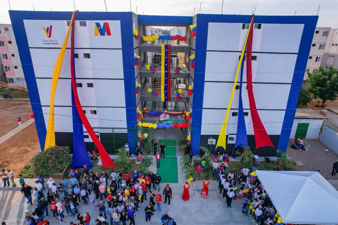 Gobierno Bolivariano entrega apartamentos a afectados por incendio en San Francisco