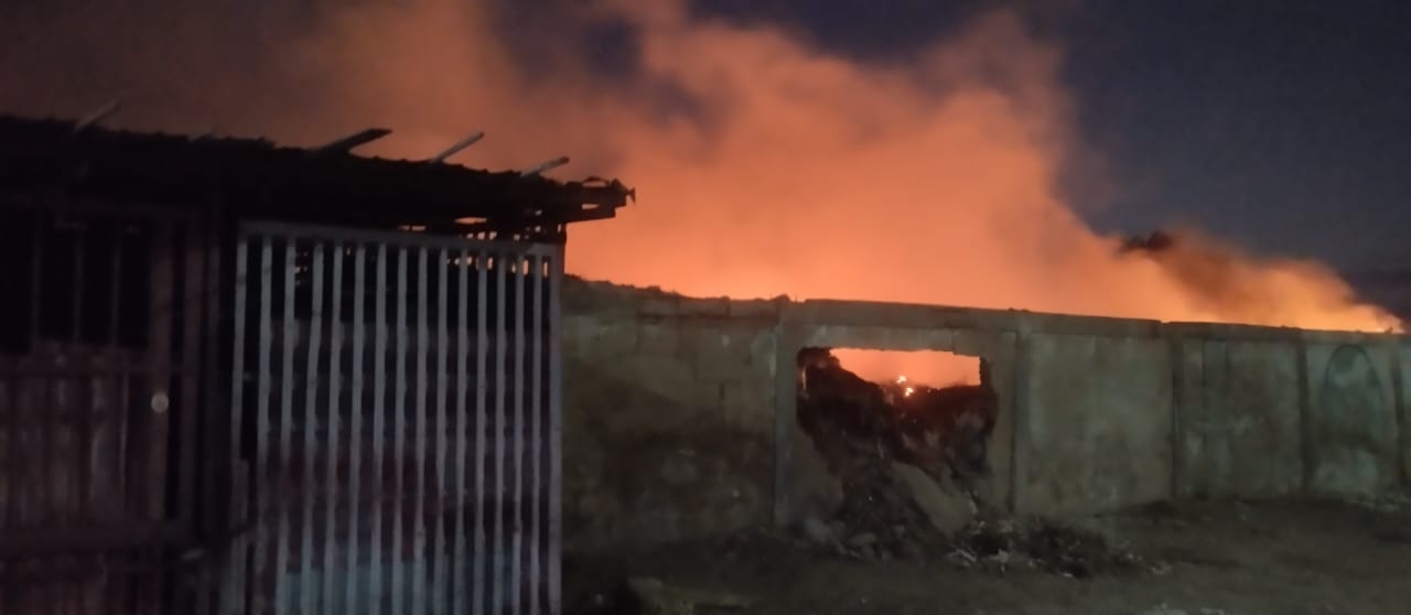 Personas desadaptadas queman basura en terreno del sector Los Plataneros que ocasionan problemas de salud