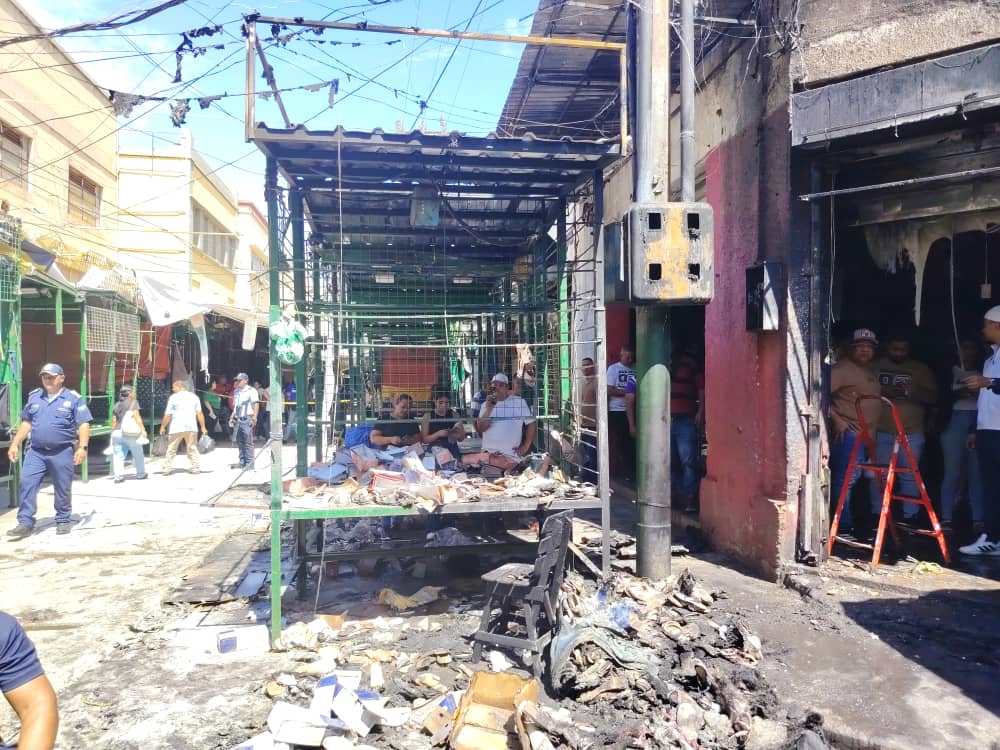Voraz incendio afectó varios establecimientos comerciales en el Callejón de los Pobres en Maracaibo